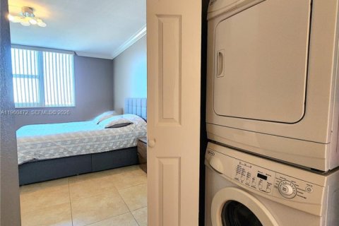 Condo in Hallandale Beach, Florida, 1 bedroom  № 2022054 - photo 20