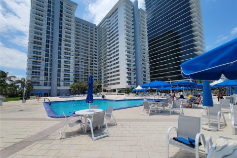 Condo in Hallandale Beach, Florida, 1 bedroom  № 2022054 - photo 6