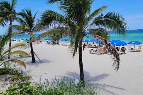 Condo in Hallandale Beach, Florida, 1 bedroom  № 2022054