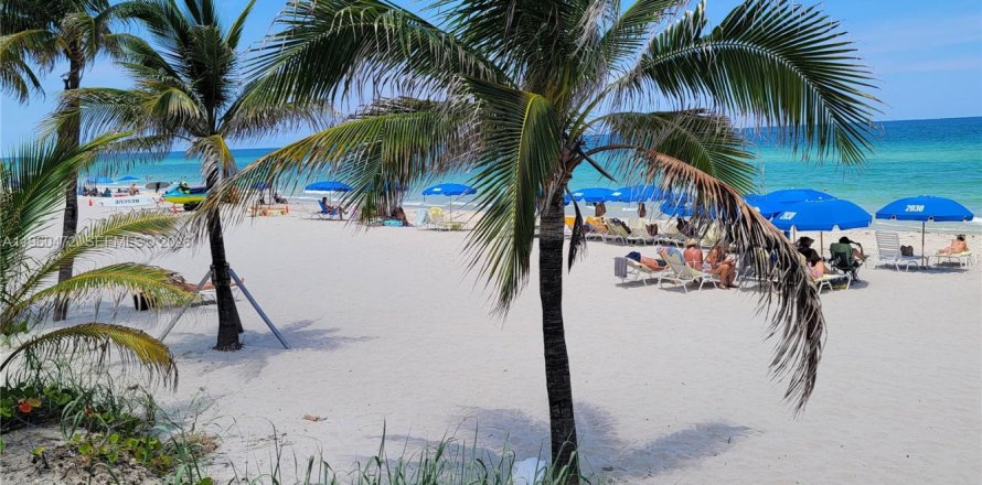 Condo in Hallandale Beach, Florida, 1 bedroom  № 2022054