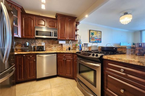 Condo in Hallandale Beach, Florida, 1 bedroom  № 2022054 - photo 11