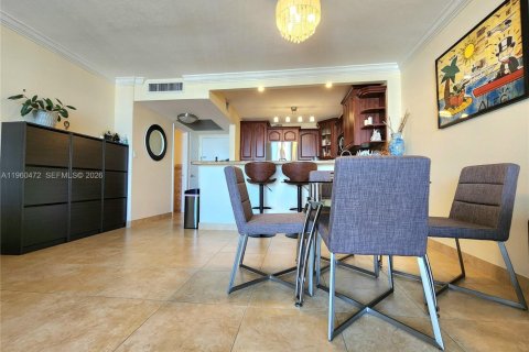 Condo in Hallandale Beach, Florida, 1 bedroom  № 2022054 - photo 15