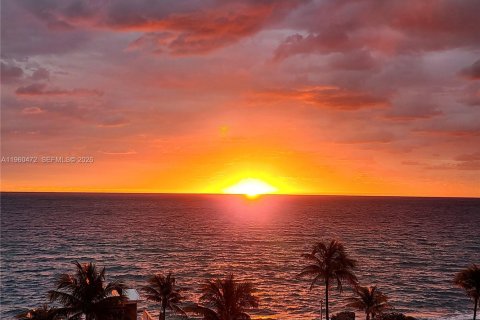 Condo in Hallandale Beach, Florida, 1 bedroom  № 2022054 - photo 5