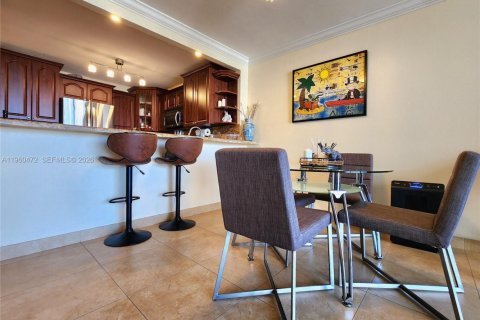 Condo in Hallandale Beach, Florida, 1 bedroom  № 2022054 - photo 14