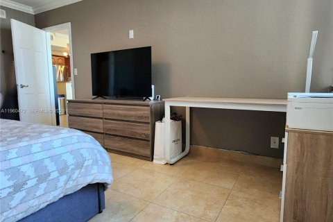 Condo in Hallandale Beach, Florida, 1 bedroom  № 2022054 - photo 21