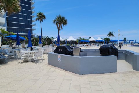 Condo in Hallandale Beach, Florida, 1 bedroom  № 2022054 - photo 27