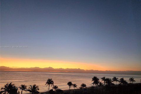 Condo in Hallandale Beach, Florida, 1 bedroom  № 2022054 - photo 4