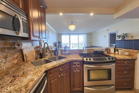 Condo in Hallandale Beach, Florida, 1 bedroom  № 2022054 - photo 12