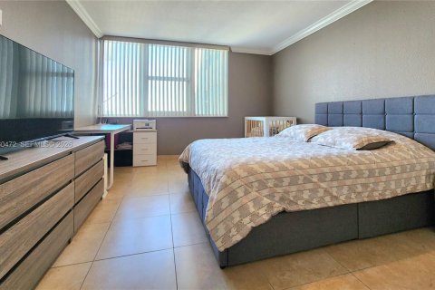 Condo in Hallandale Beach, Florida, 1 bedroom  № 2022054 - photo 18