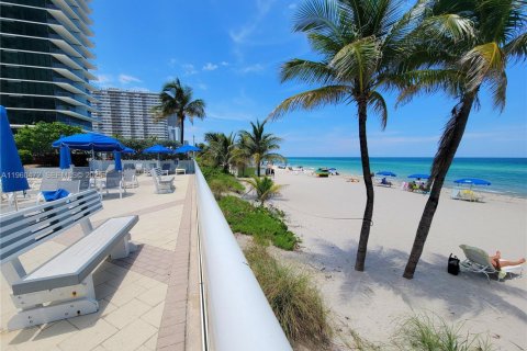 Condo in Hallandale Beach, Florida, 1 bedroom  № 2022054 - photo 28