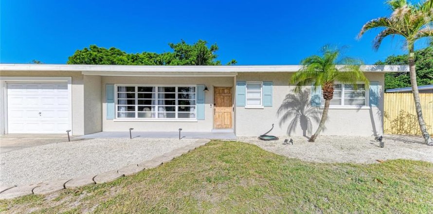 House in Bradenton, Florida 2 bedrooms, 106.74 sq.m. № 2113470