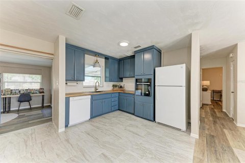 House in Bradenton, Florida 2 bedrooms, 106.74 sq.m. № 2113470 - photo 5