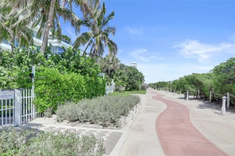 Condo in Miami Beach, Florida, 1 bedroom  № 2001647 - photo 29