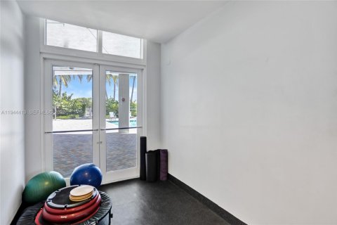 Condo in Miami Beach, Florida, 1 bedroom  № 2001647 - photo 20