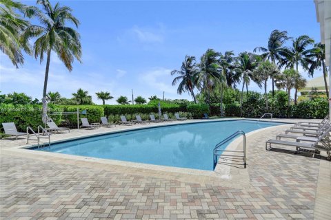 Condo in Miami Beach, Florida, 1 bedroom  № 2001647 - photo 25