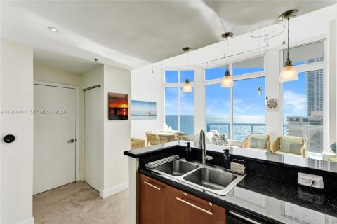 Condo in Miami Beach, Florida, 1 bedroom  № 2001647 - photo 4