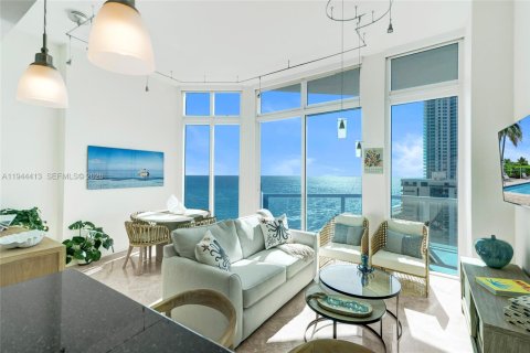 Condo in Miami Beach, Florida, 1 bedroom  № 2001647 - photo 3