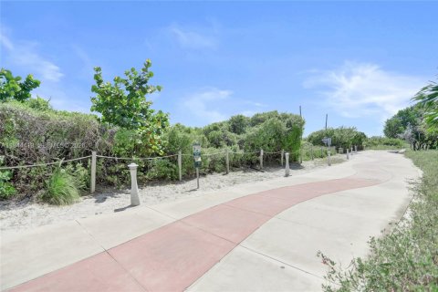 Condo in Miami Beach, Florida, 1 bedroom  № 2001647 - photo 22