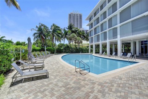 Condo in Miami Beach, Florida, 1 bedroom  № 2001647 - photo 26