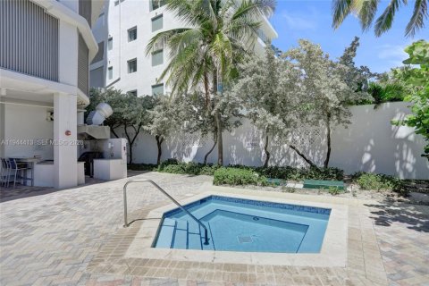 Condo in Miami Beach, Florida, 1 bedroom  № 2001647 - photo 27