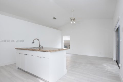 Снять в аренду виллу или дом в Мирамар, Флорида 4 спальни, 166.67м2, № 1990528 - фото 4