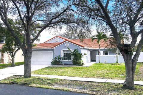 Снять в аренду виллу или дом в Мирамар, Флорида 4 спальни, 166.67м2, № 1990528 - фото 1