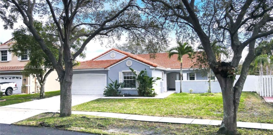 Дом в Мирамар, Флорида 4 спальни, 166.67м2 № 1990528