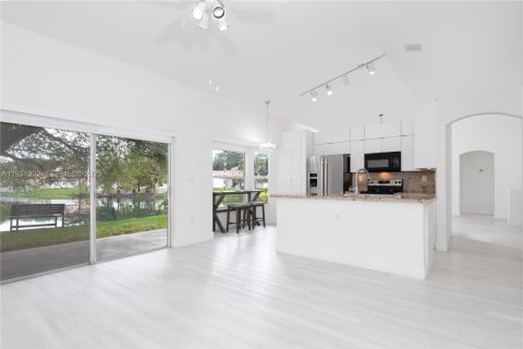 Снять в аренду виллу или дом в Мирамар, Флорида 4 спальни, 166.67м2, № 1990528 - фото 3