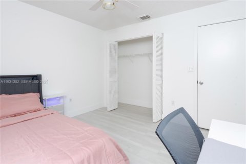 Снять в аренду виллу или дом в Мирамар, Флорида 4 спальни, 166.67м2, № 1990528 - фото 25