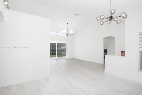 Снять в аренду виллу или дом в Мирамар, Флорида 4 спальни, 166.67м2, № 1990528 - фото 11