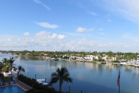 Condo in Miami Beach, Florida, 1 bedroom  № 1811982 - photo 1