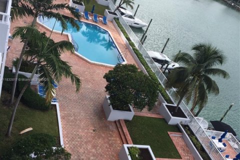 Condo in Miami Beach, Florida, 1 bedroom  № 1811982 - photo 25