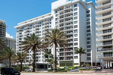 Condo in Miami Beach, Florida, 1 bedroom  № 1811982 - photo 26