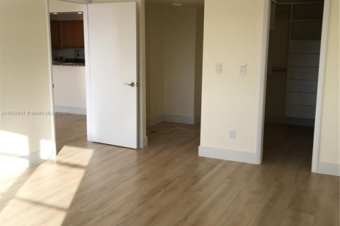 Condo in Miami Beach, Florida, 1 bedroom  № 1811982 - photo 17