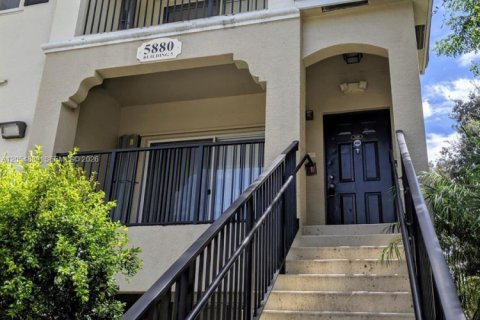 Condo in Coral Springs, Florida, 1 bedroom № 2251870 - photo 2