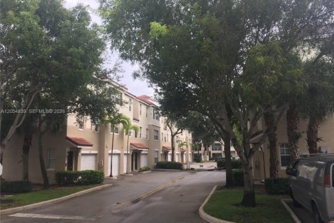 Condo in Coral Springs, Florida, 1 bedroom № 2251870 - photo 25
