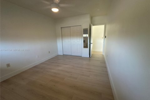 Appartement à louer à North Miami, Floride: 2 chambres, 69.68 m2 № 1998112 - photo 4