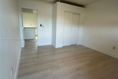 Appartement à louer à North Miami, Floride: 2 chambres, 69.68 m2 № 1998112 - photo 5