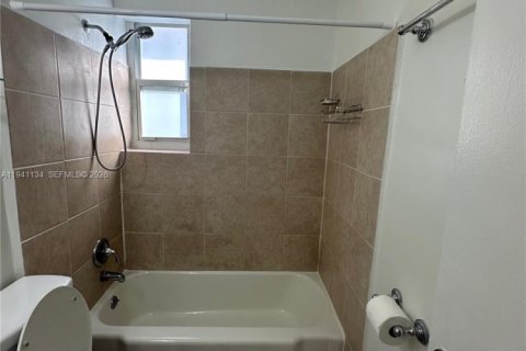 Appartement à louer à North Miami, Floride: 2 chambres, 69.68 m2 № 1998112 - photo 7