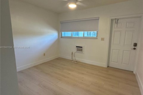 Appartement à louer à North Miami, Floride: 2 chambres, 69.68 m2 № 1998112 - photo 3