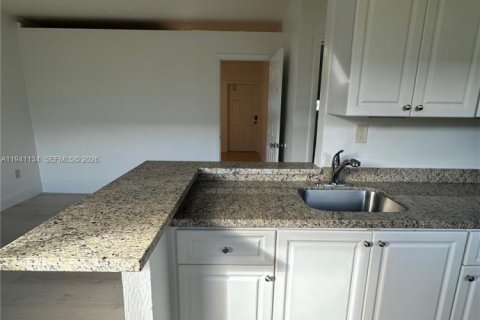 Appartement à louer à North Miami, Floride: 2 chambres, 69.68 m2 № 1998112 - photo 2