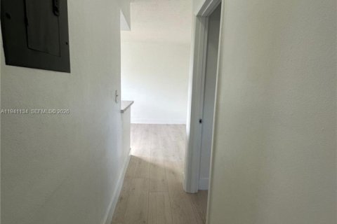 Appartement à louer à North Miami, Floride: 2 chambres, 69.68 m2 № 1998112 - photo 10