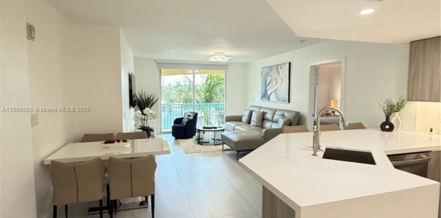 Condominio en Hallandale Beach, Florida, 2 dormitorios  № 1938903