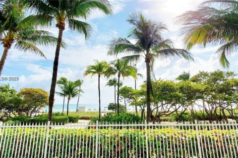 Condominio en venta en Bal Harbour, Florida, 2 dormitorios, 98.1 m2 № 2034242 - foto 27