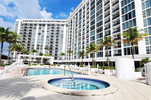 Condominio en venta en Bal Harbour, Florida, 2 dormitorios, 98.1 m2 № 2034242 - foto 30