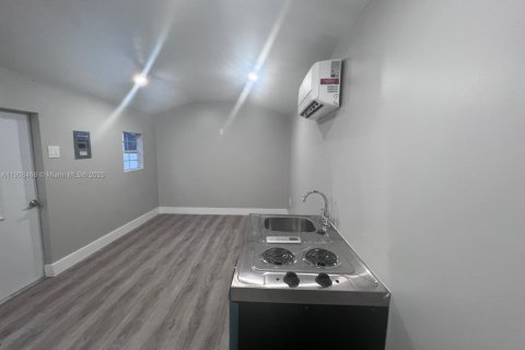 Снять в аренду коммерческую недвижимость в Майами, Флорида 1 спальня, 141.68м2, № 1967926 - фото 3