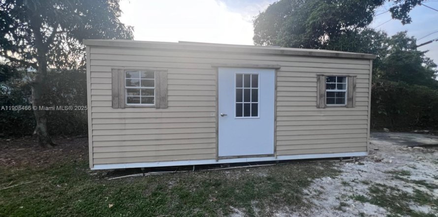 Коммерческая недвижимость в Майами, Флорида 1 спальня, 141.68м2 № 1967926