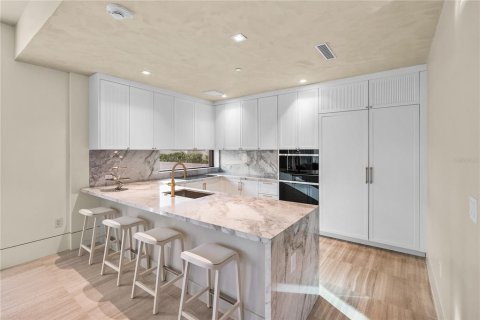 Townhouse in Tampa, Florida 3 bedrooms, 343.65 sq.m. № 2122756 - photo 13