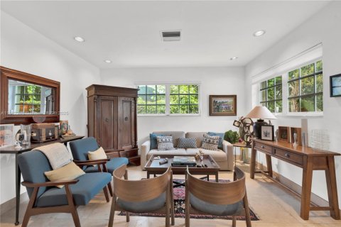 House in Miami, Florida 4 bedrooms № 1891593 - photo 4