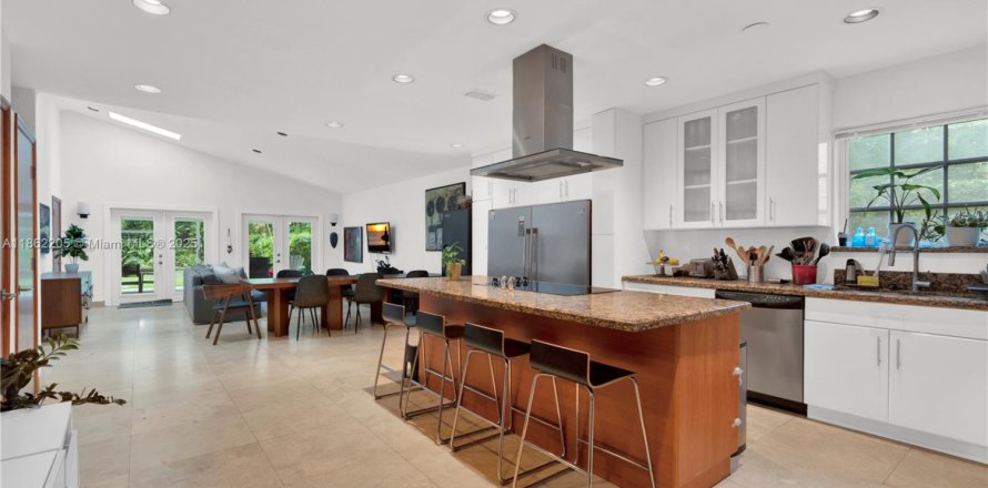House in Miami, Florida 4 bedrooms № 1891593